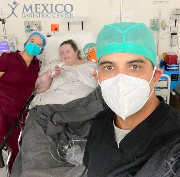 Dr. Christian Rodriguez Lopez with 600 lb sleeve patient